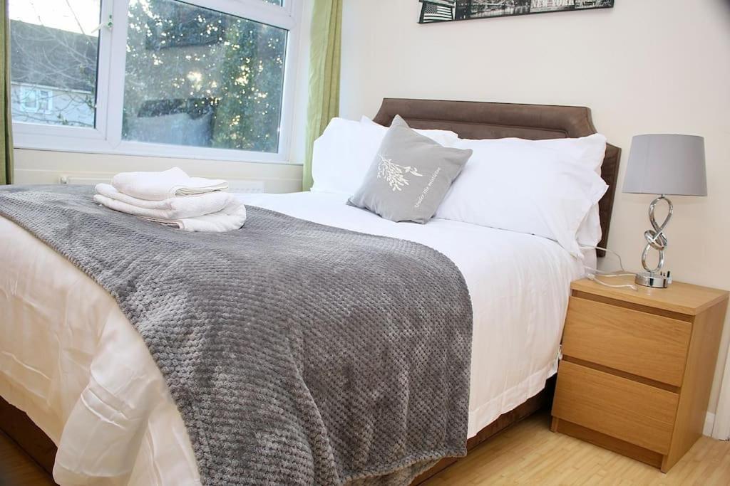 Contractor'S Haven- 4-Bedroom House With Free Parking, Super Fast Wifi, Fran Properties In Aylesbury, Pets Are Welcome! เอลส์เบอรี ภายนอก รูปภาพ
